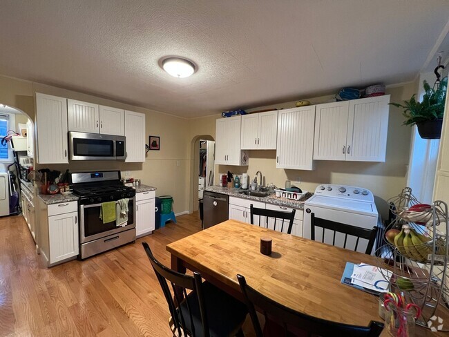 Building Photo - May 1 move in! Top floor 4BR/3BA on Somerv... Rental