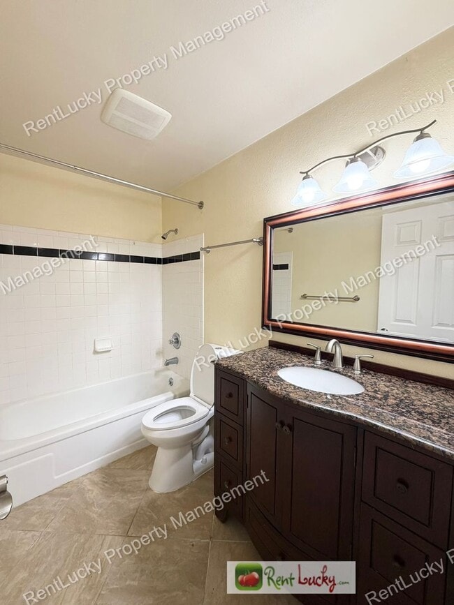 Photo - Great 1 Bedroom Condo in Federal Way! Beautiful Kitchen Finishes and Close to Light Rail! Unit H1
