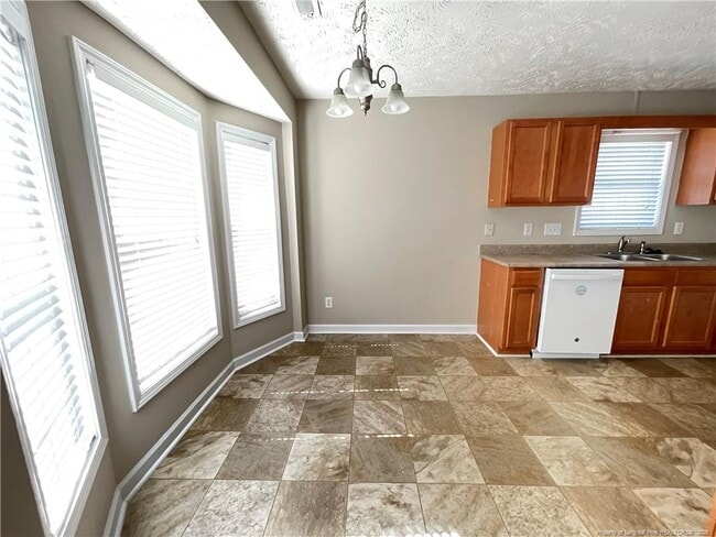 Photo - 1465 Avoncroft Dr