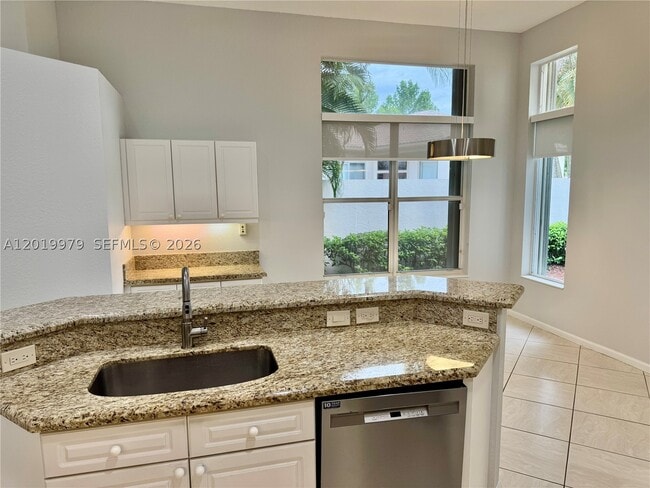 2525 Bay Pointe Ct