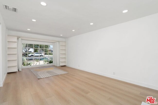 Photo - 14348 Collins St