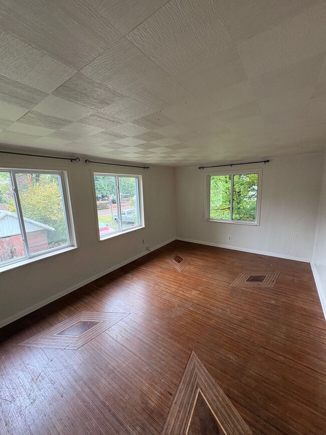 Building Photo - 00110-751/755 River RD Unit 755 River Rd