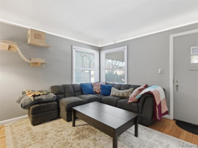 Photo - 922 N Maple Ave