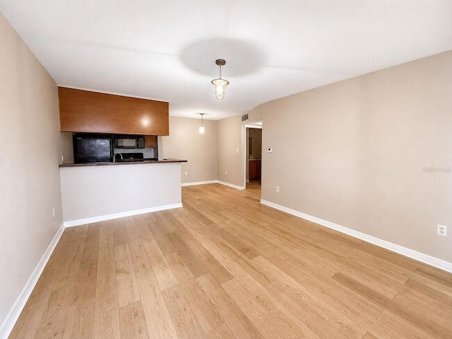 Photo - 203 Lake Parsons Green Unidad 108