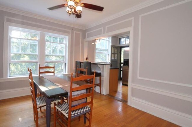 Dining room looking into kitchen - 224 N Oak Park Ave Unit 3P