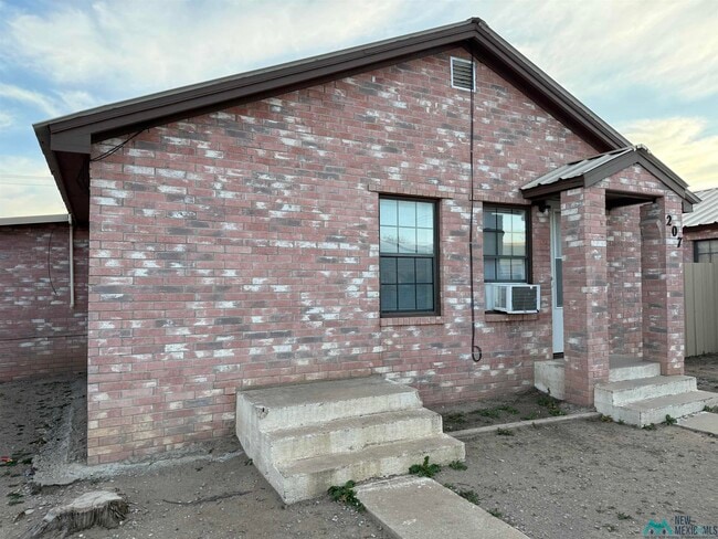 Photo - 207 W Chisum Ave