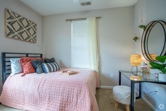 2BR, 2BA - 888SF - Bedroom