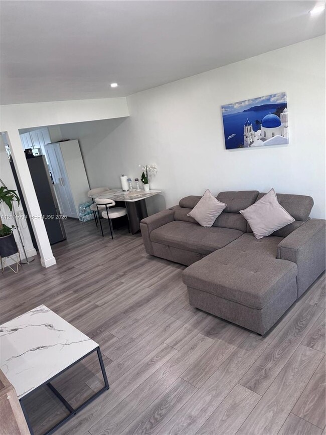 Photo - 8550 Byron Ave Unidad 2G