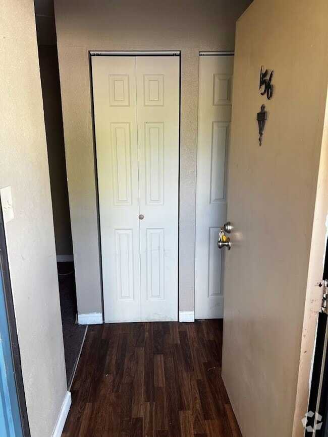 Building Photo - Spacious 1,226 SF Unit - 2 bd / 2 ba near ... Rental