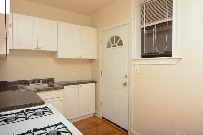 Photo - 1117 W Wellington Ave Unit J03P