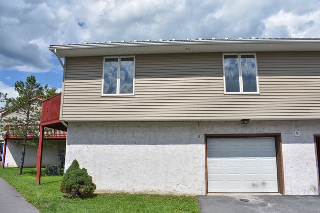 2 Bedroom in Jersey Shore with 1 Car Garage! - 2 Bedroom in Jersey Shore with 1 Car Garage! Unit Apt 9