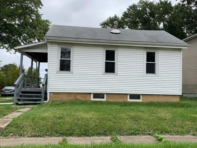 Building Photo - Two Bedroom Ranch Home