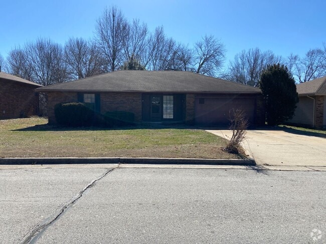 Building Photo - All brick 3 Bed, 2 Bath, 2 Car Garage Ranch Rental