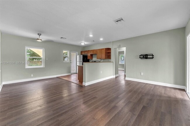 Photo - 421 NW 105th St