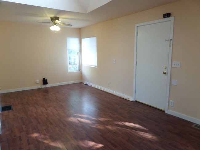 Photo - Super Cute & Renovated 3-Bedroom Cottage i...