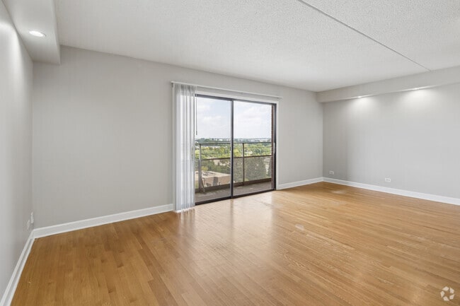 1BR, 1BA - 760SF - Dining Room, Living Room