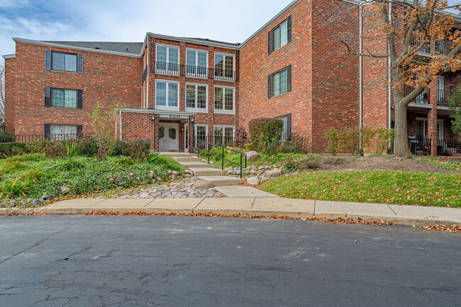 Building Photo - 520 Biesterfield Rd Unit E220