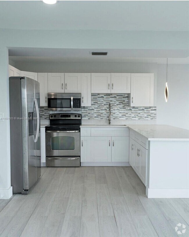 Building Photo - 4174 Inverrary Dr Unit 802 Rental