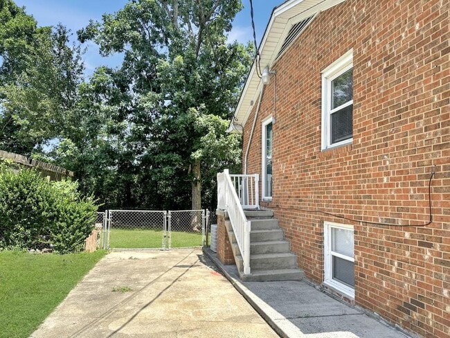 Photo - 120 Eastway Ln