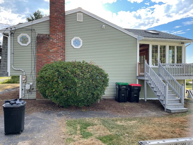 Side Entrance - 688 Plymouth St