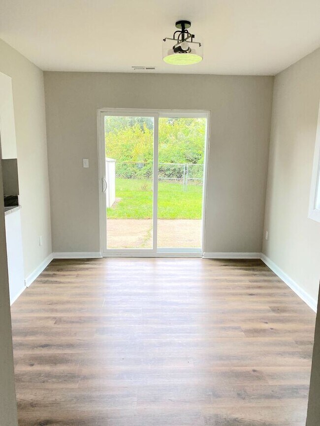 Photo - STUNNING 3 BEDROOM END UNIT TOWNHOUSE just off gate of Little Creek!!