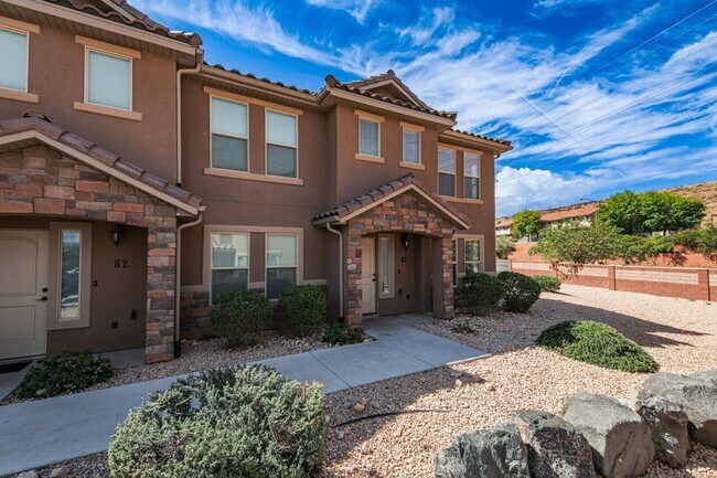 Photo - Beautiful Fossil Hills END UNIT!!