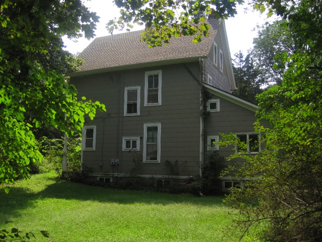 Photo - 106 W Spring Dr