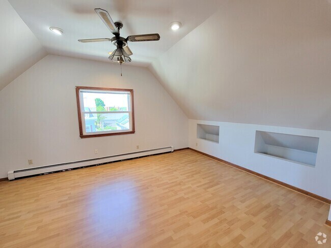 Building Photo - 10 High St Unit 2 Rental