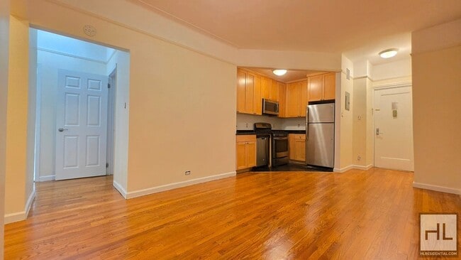 Building Photo - Spacious 3-Bed, 2-Bath with Classic Prewar Charm in Greenwich Village Unit 89
