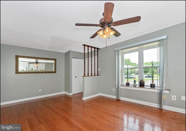 381 W Thornhill Pl