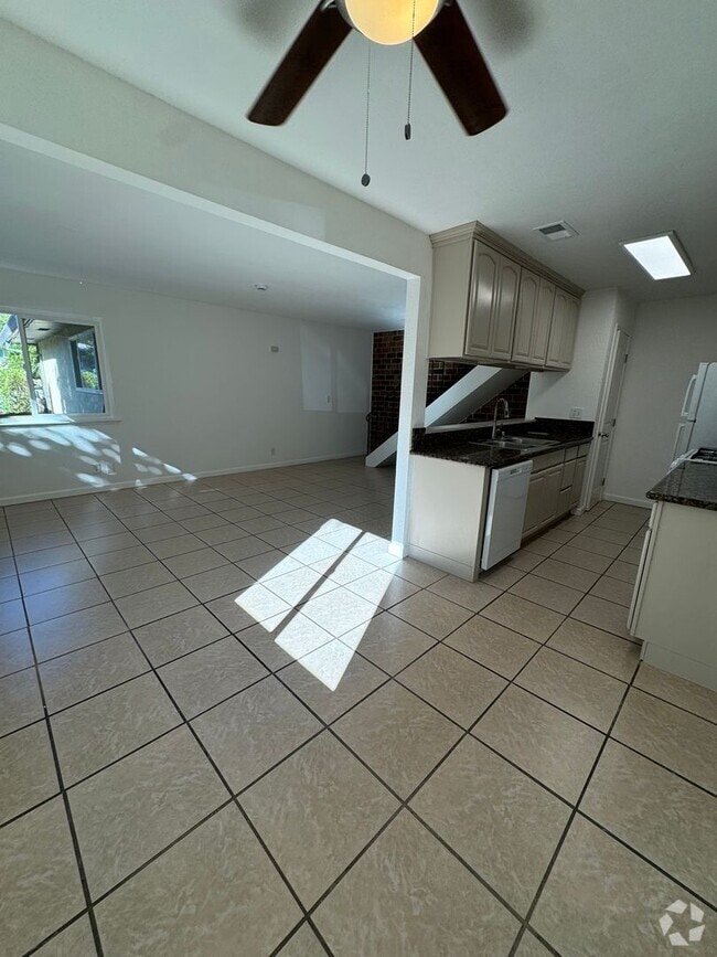 Building Photo - 2 Bedroom condo in Auburn! Walk to everyth...