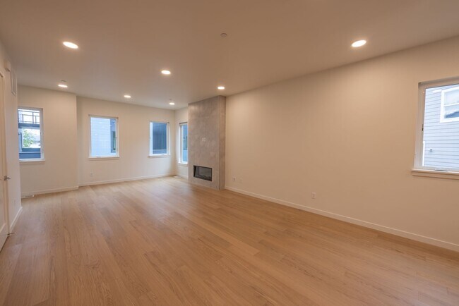 Photo - Riverside Townhomes - Waterfront Living in Vancouver