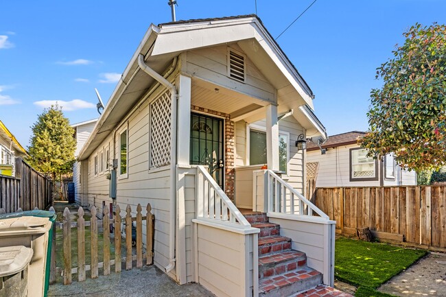 Building Photo - Remodeled 4-Bedroom House w/ Private Yard in Oakland