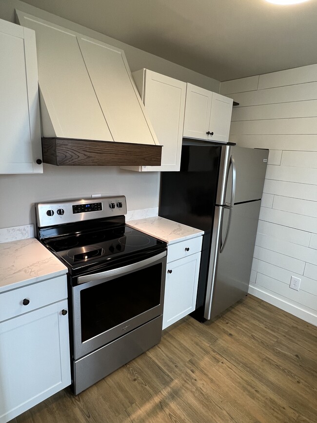 DECORATIVE CUSTOM OVEN HOOD - 209 Roe St