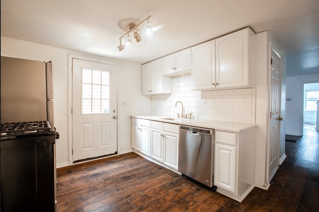 Photo - 1810 Larkins Way