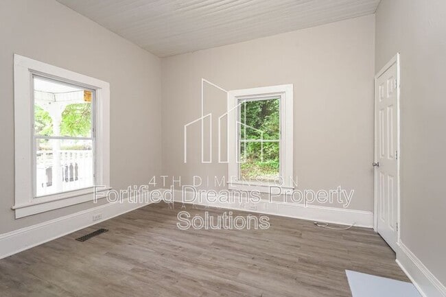 Photo - 921 23rd St NE