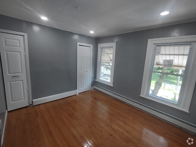 Building Photo - 319 2nd St Rental