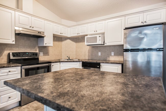 Building Photo - 7331-7331 South Terwillegar Dr NW