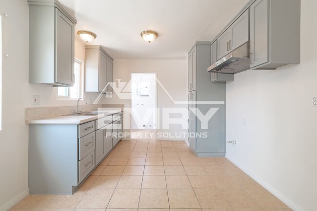 3848 W 105th St Unidad 3848.5 W 105th StInglewood, CA 90303 1/2