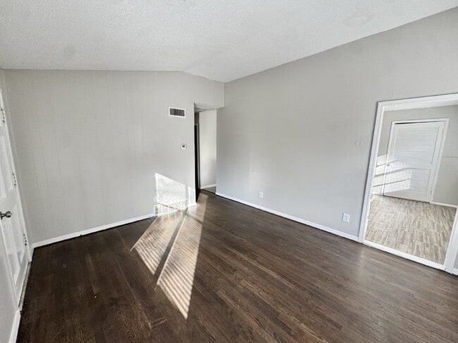 Photo - 3462 Mark Twain St