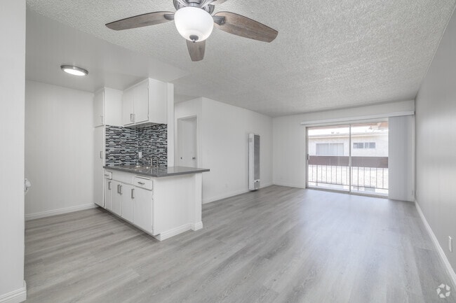 1BR, 1BA - 625SF - Living Room