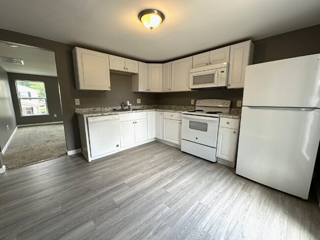 LEASE PENDING! Updated 2-Bedroom Apartment... - LEASE PENDING! Updated 2-Bedroom Apartment... Unit B