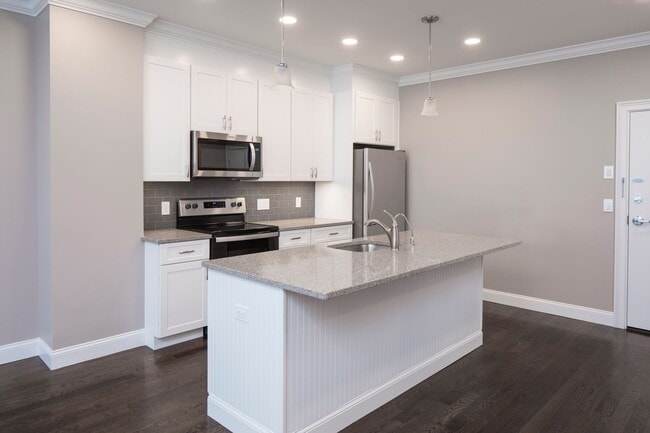 Photo - North Washington Square @ Hickory: In-Unit Washer & Dryer, Cold Water, Fitness Center, Sauna, Bar...