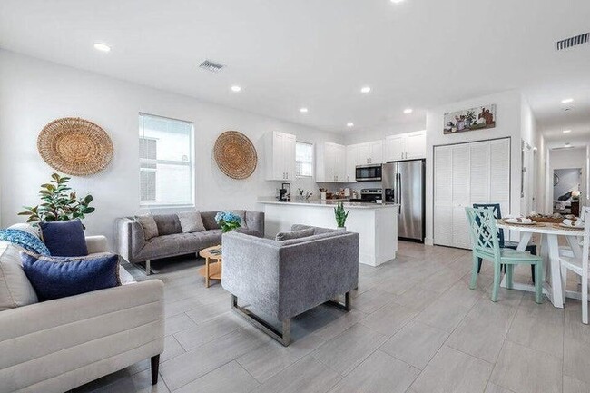 Building Photo - 2615 Hiawatha Ave