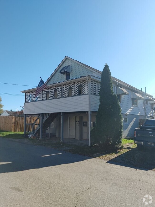 Building Photo - SPACIOUS 4 BEDROOM IN NORTH PARKERSBURG Rental