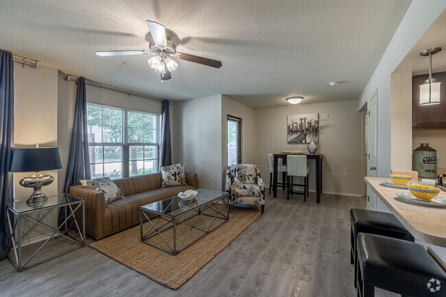 1BR, 1BA - 718SF - Living Room