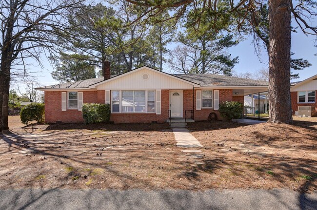 Charming 3-Bed home in Cayce with a spacio... - Charming 3-Bed home in Cayce with a spacio...