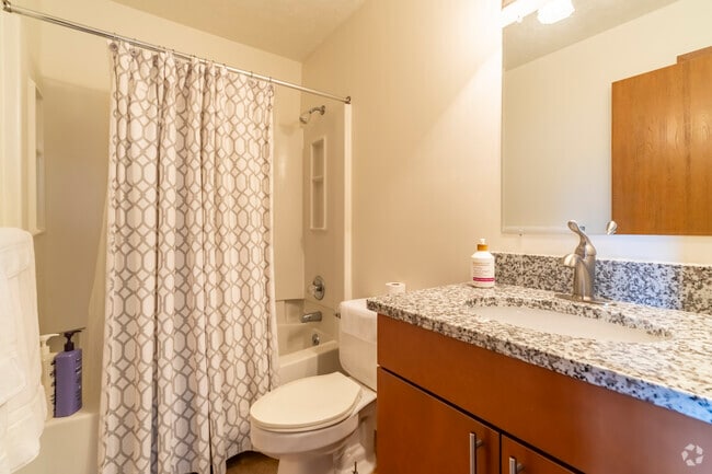 2BR, 2BA - 950SF - Bathroom 2
