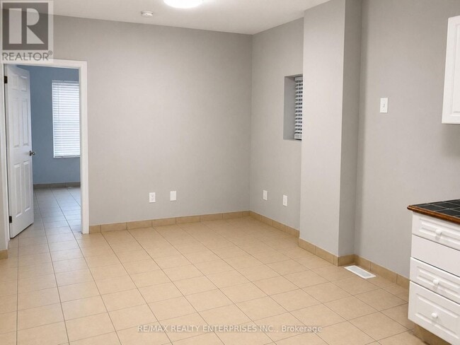 Photo - 1136 Dufferin St
