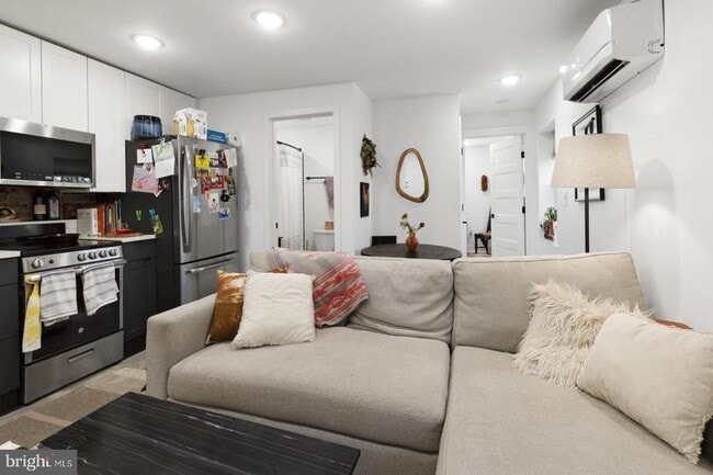 Building Photo - 212 Catharine St Unit 6